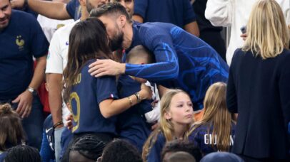 Olivier Giroud, jogador da França, beijando a esposa durante jogo da Copa de 2022 no Qatar - Foto: Getty Images