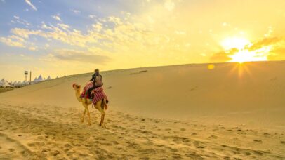 Passeio de camelo no deserto do Qatar - Foto: Getty Images