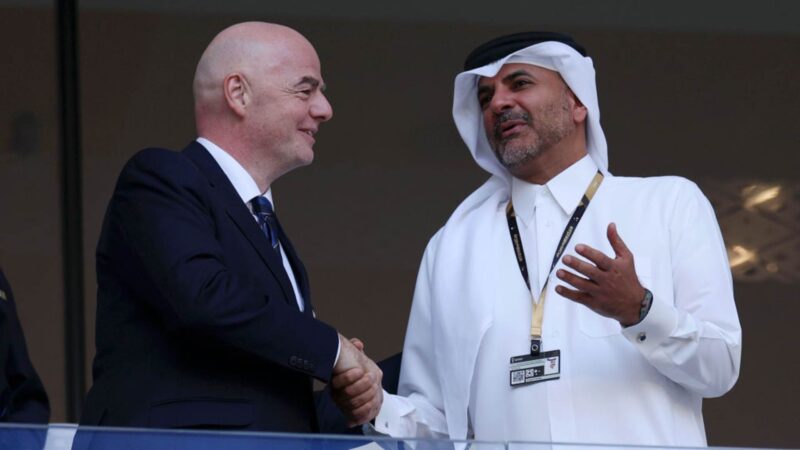 Presidente da FIFA cumprimentando o Primeiro Ministro do Qatar Sheikh Khalid bin Khalifa Al Thani - Foto: Getty Images
