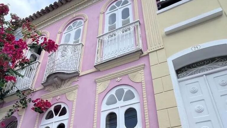 Aos 72 anos, ícone da TV tem casa de fachada histórica em bairro tradicional de Salvador