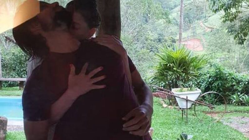 Aos 34 anos, ator vive relacionamento com atriz da Globo, tem mansão no Rio de Janeiro e é irmão de famosos