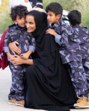 Sheikha Hind bint Hamad Al Thani ao lado de dois de seus filhos - Foto: Reprodução/Instagram