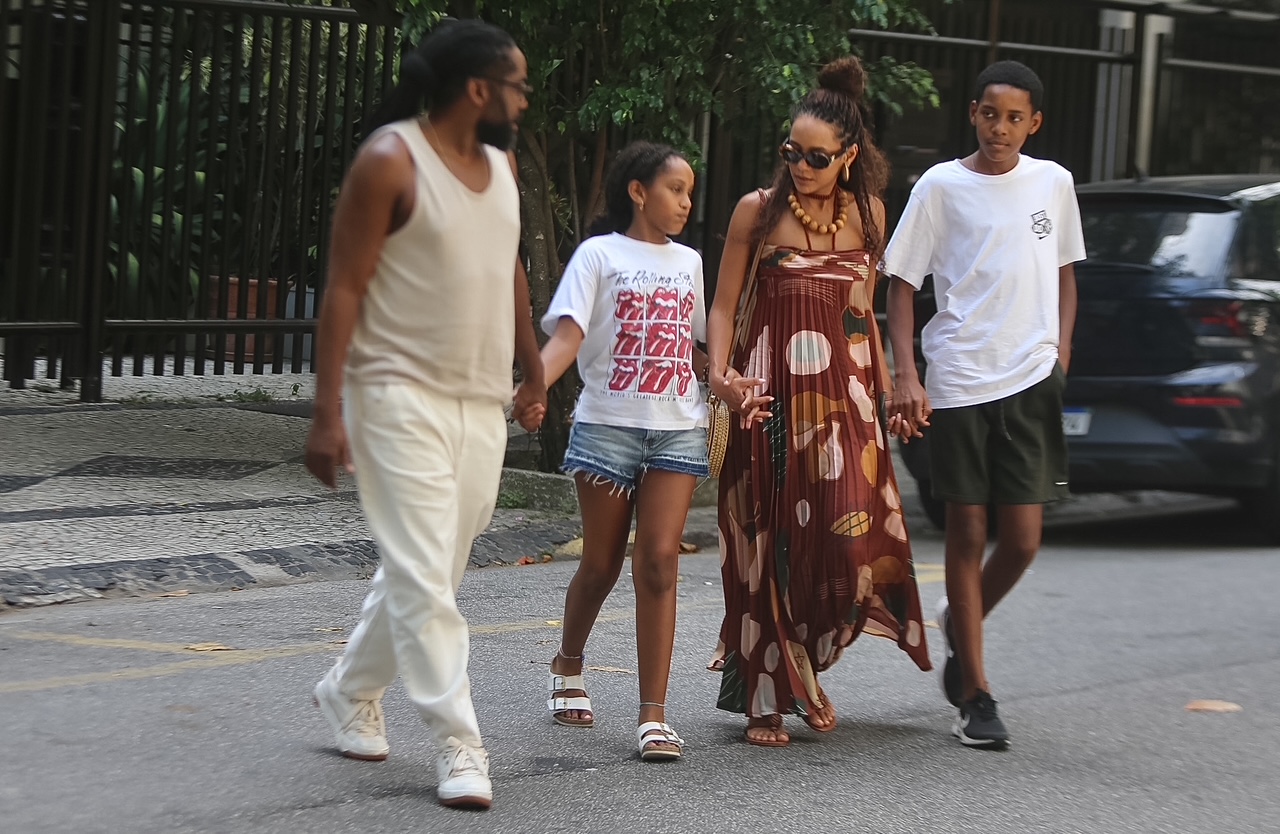 Tais Araújo e Lázaro Ramos curtem passeio com os dois filhos - Foto: Thiago Martins / Agnews
