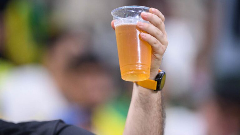 Por que beber álcool no Qatar é permitido, mas quase proibido na prática
