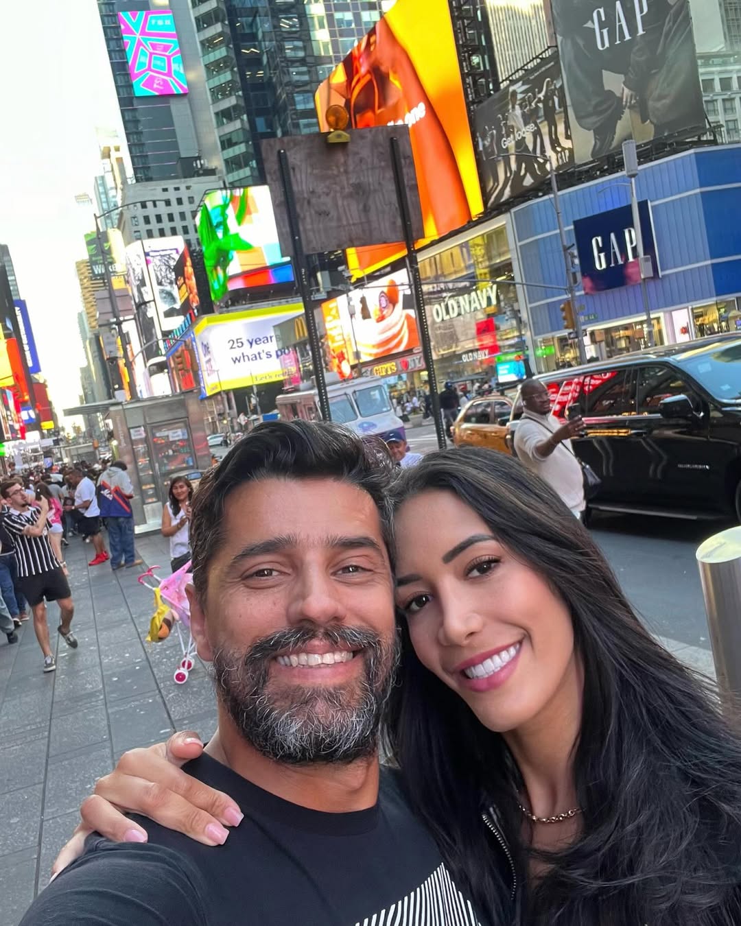 Alberto Cowboy, do BBB 26, é casado com Priscilla Monroy - Foto: Reprodução / Instagram @priscillammonroy