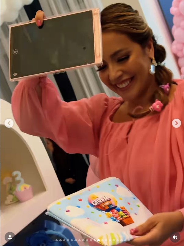 Renata Dominguez exibe as lembrancinhas da festa da filha - Foto: Reprodução / Instagram @re_dominguez @namachadofilmes