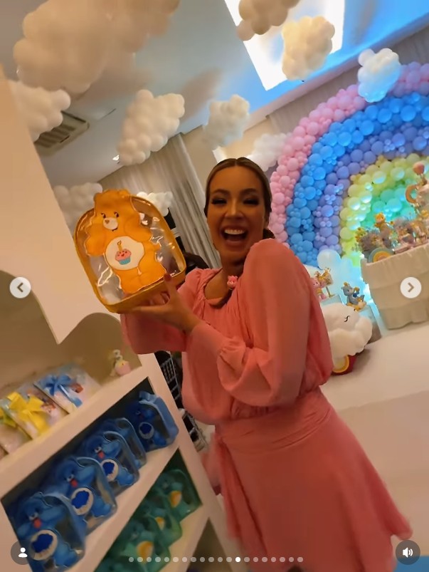 Renata Dominguez exibe as lembrancinhas da festa da filha - Foto: Reprodução / Instagram @re_dominguez @namachadofilmes