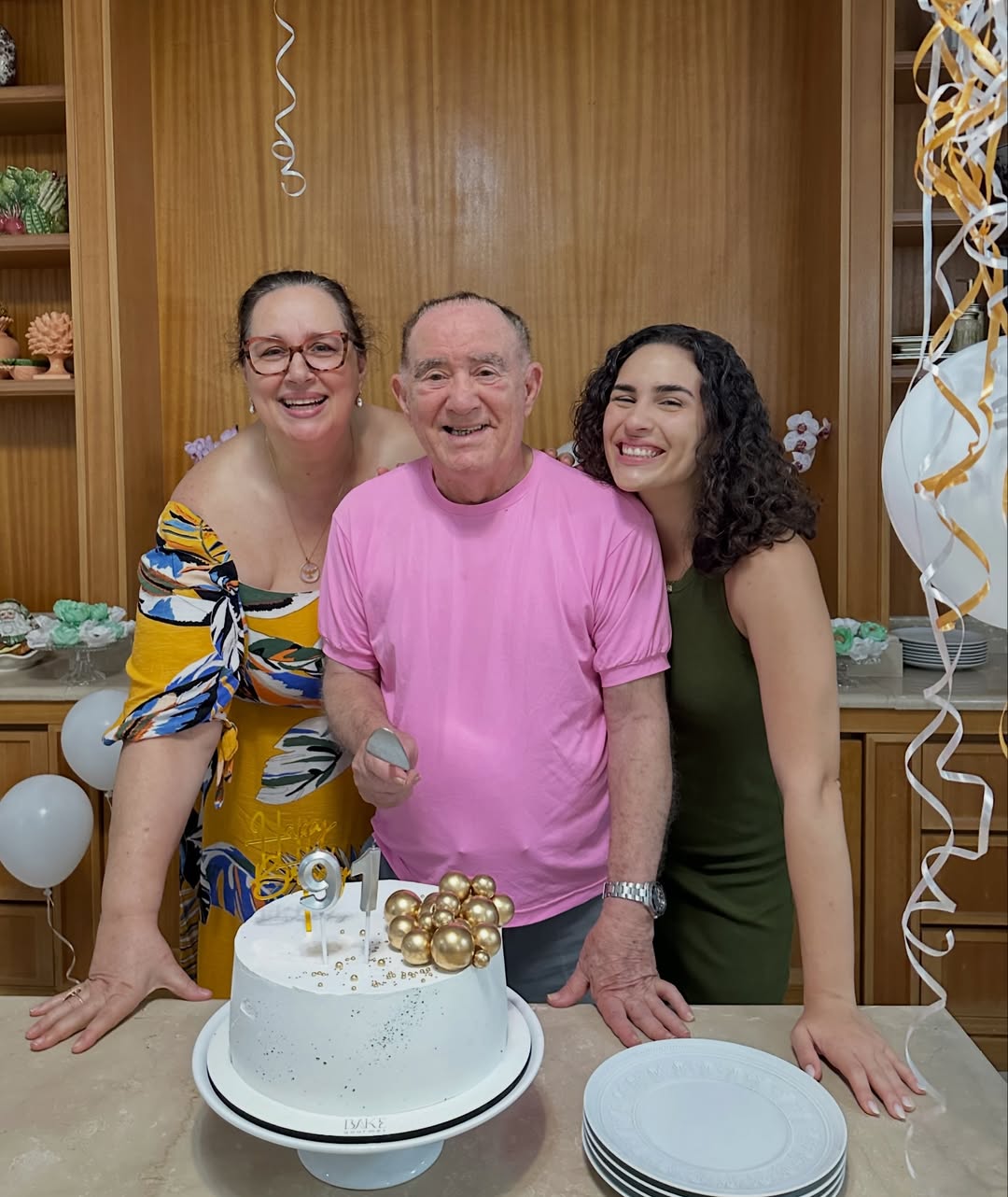 Renato Aragão celebra aniversário de 91 anos com a esposa, Lilian, e a filha, Lívian - Foto: Reprodução / Instagram @livianaragao