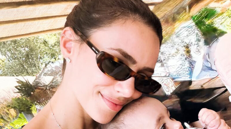 Filha caçula de Neymar Jr esbanja fofura em novas fotos com a mãe