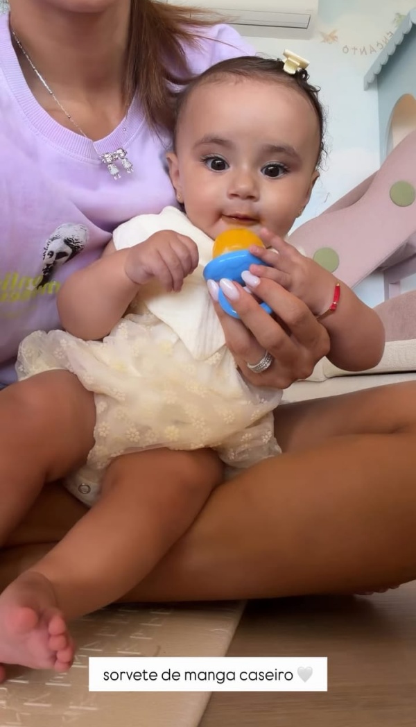 Bruna Biancardi mostra Mel tomando sorvete 