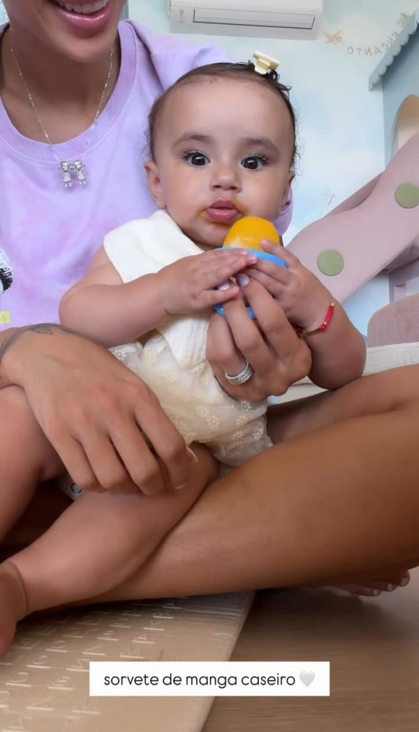 Bruna Biancardi mostra Mel tomando sorvete 