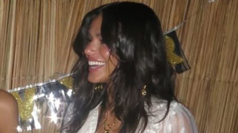Bruna Marquezine usa vestido com transparência na virada de ano