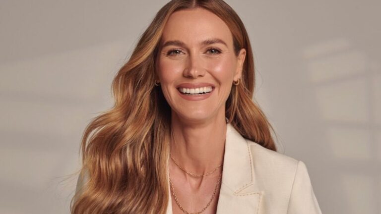 Renata Kuerten revela tamanho de silicone ao responder seguidores nas redes