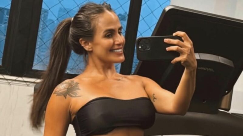Carol Peixinho impressiona com físico na academia