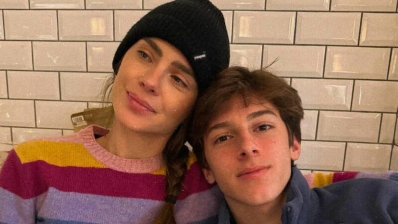 Carolina Dieckmmann fala sobre escolha do filho caçula: ‘Dói de amor’