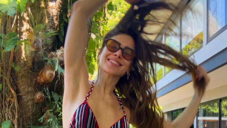Carolina Dieckmmann ostenta corpo sarado após viagem pela Europa: ‘O verão começou’