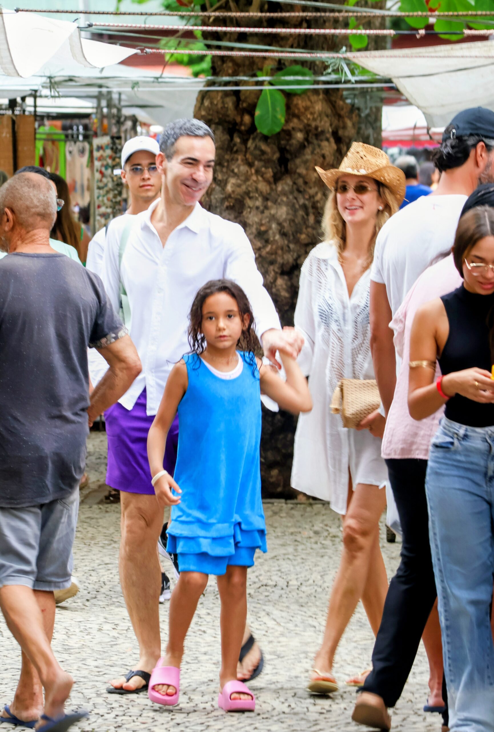 César Tralli curte passeio com a família no RJ - Foto: Dan Delmiro / Agnews