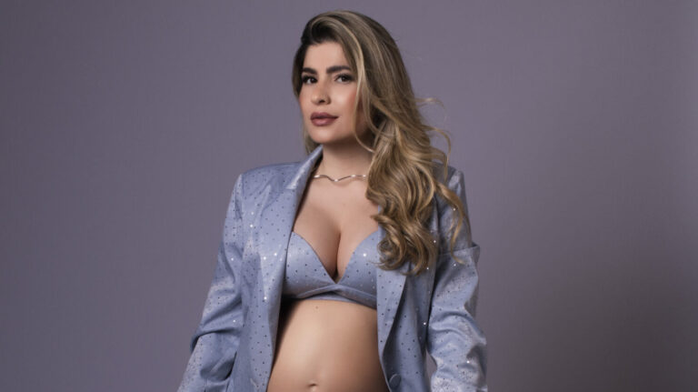 Claudia Melo, de Arcanjo Renegado, desabafa após anunciar gravidez aos 40: ‘Isso machuca’