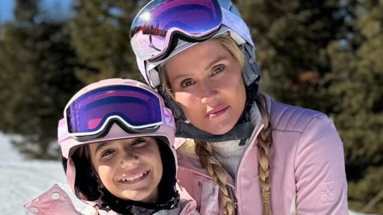 Deborah Secco combina look com a filha para curtir dia na neve