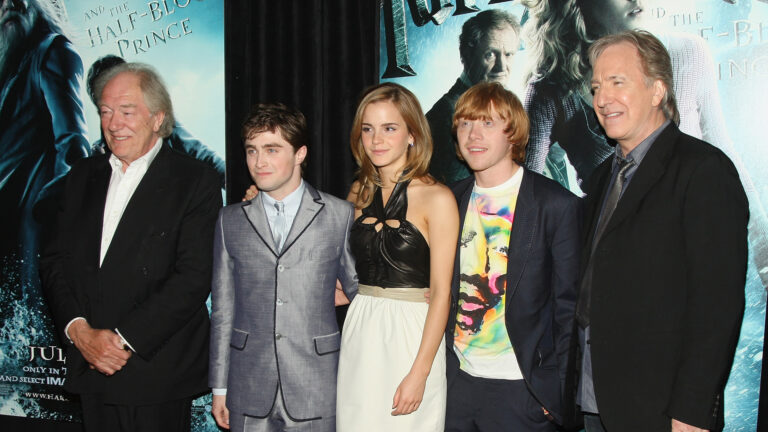 Viúva de ator de Harry Potter confessa detalhes da morte dele: ‘Organizou o próprio funeral’