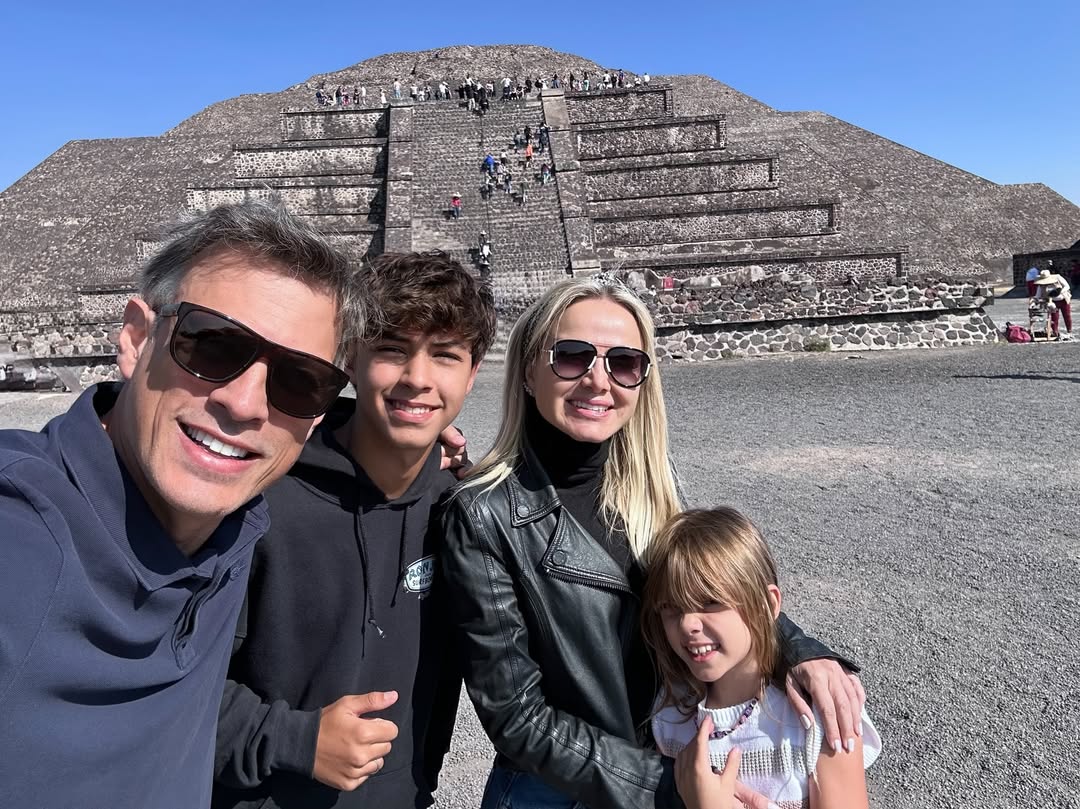 Eliana mostra fotos de viagem em família