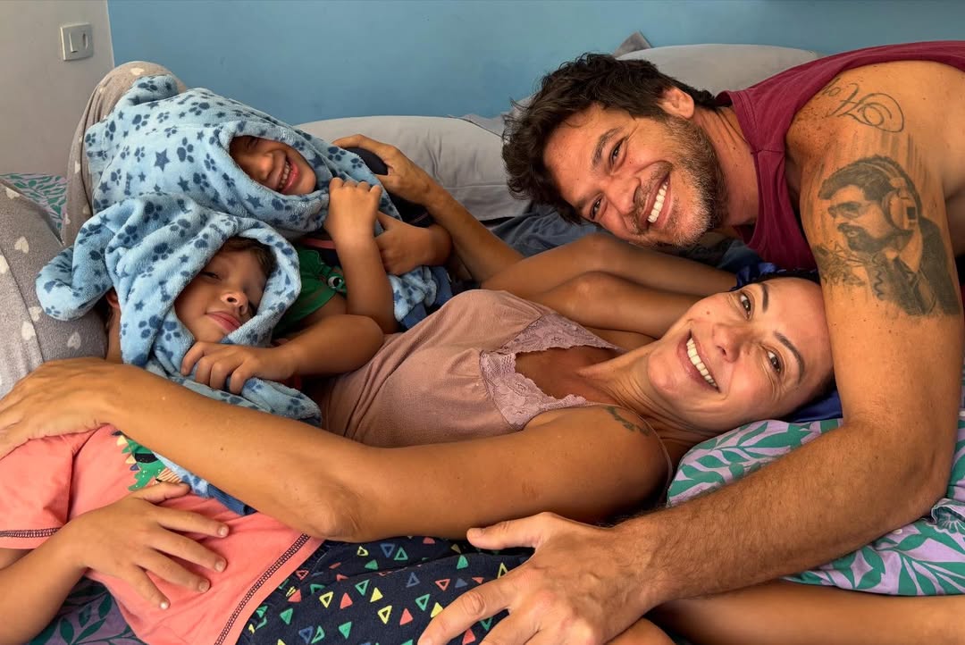Fabiula Nascimento e Emilio Dantas recriam foto da chegada dos gêmeos, Roque e Raul - Foto: Reprodução / Instagram @fabiulaa