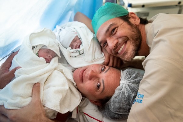 Fabiula Nascimento e Emilio Dantas recriam foto da chegada dos gêmeos, Roque e Raul - Foto: Reprodução / Instagram @fabiulaa