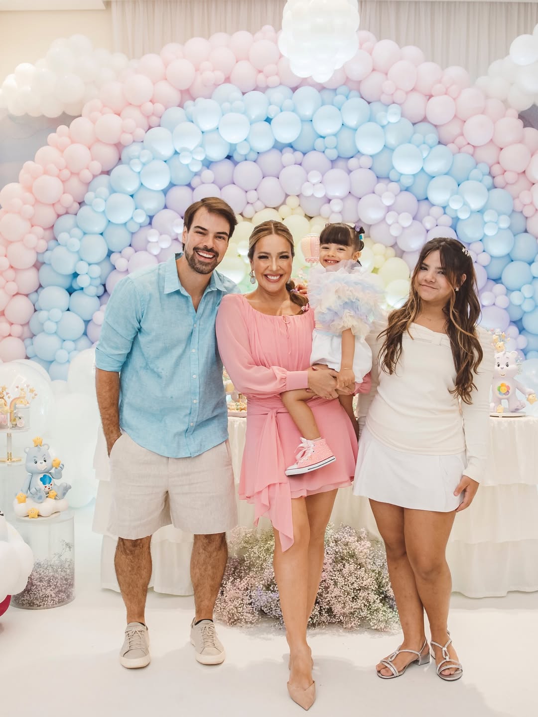 Renata Dominguez com o marido, a filha e a enteada - Foto: Reprodução / Instagram @re_dominguez @marimachadofoto