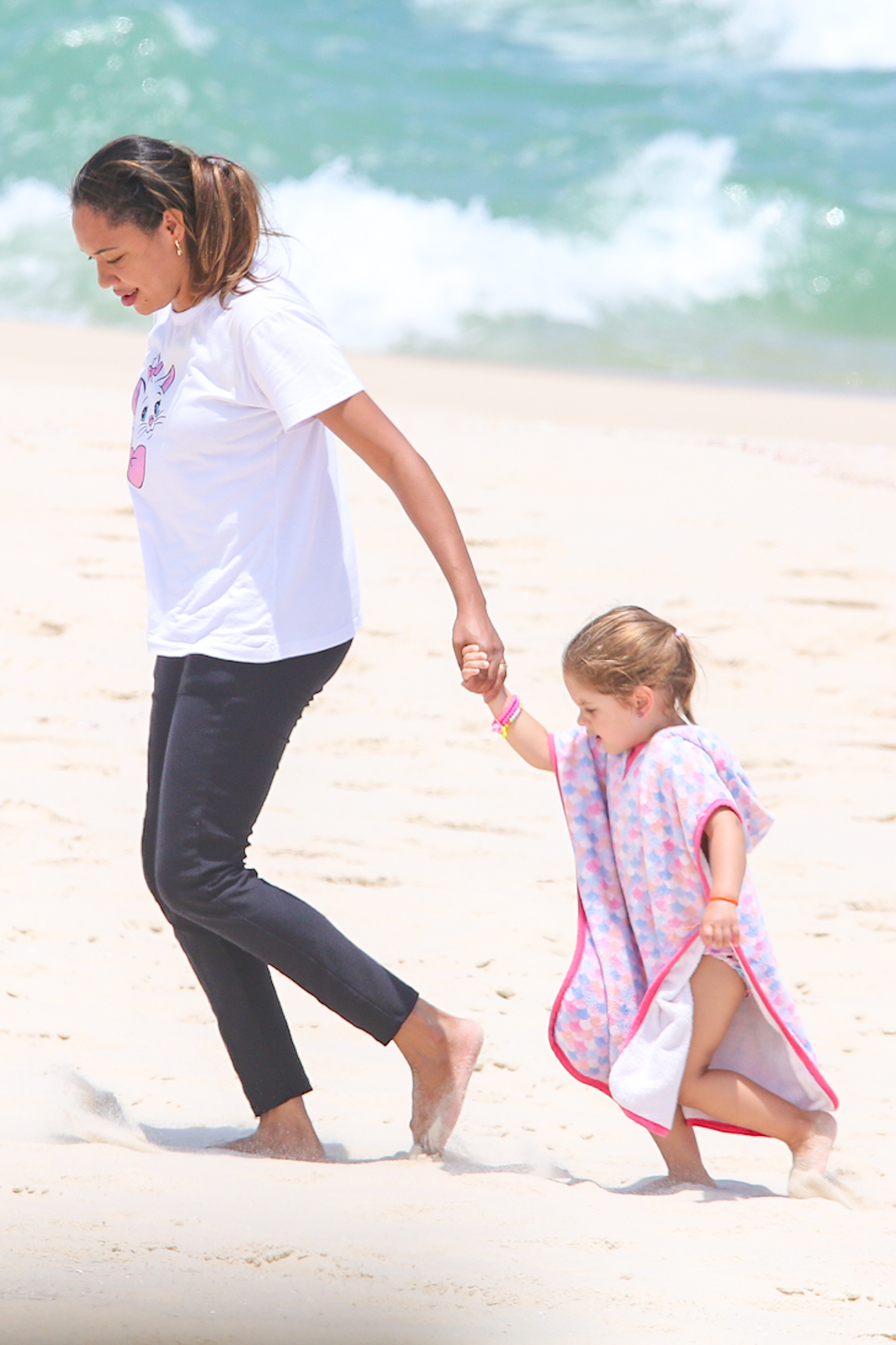 Maria Alice e Maria Flor curtem dia na praia com a avó, Margareth Serrão - Foto: Dilson Silva / AgNews