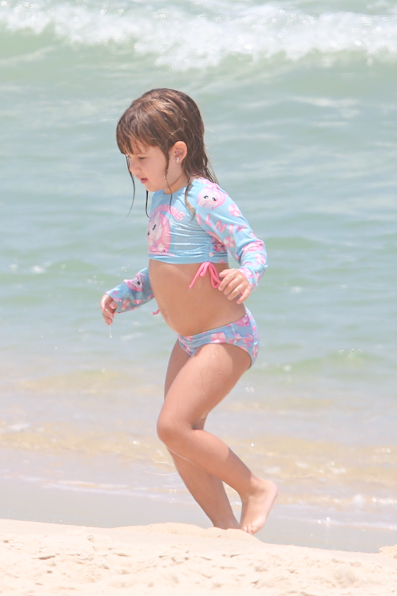 Maria Alice e Maria Flor curtem dia na praia com a avó, Margareth Serrão - Foto: Dilson Silva / AgNews
