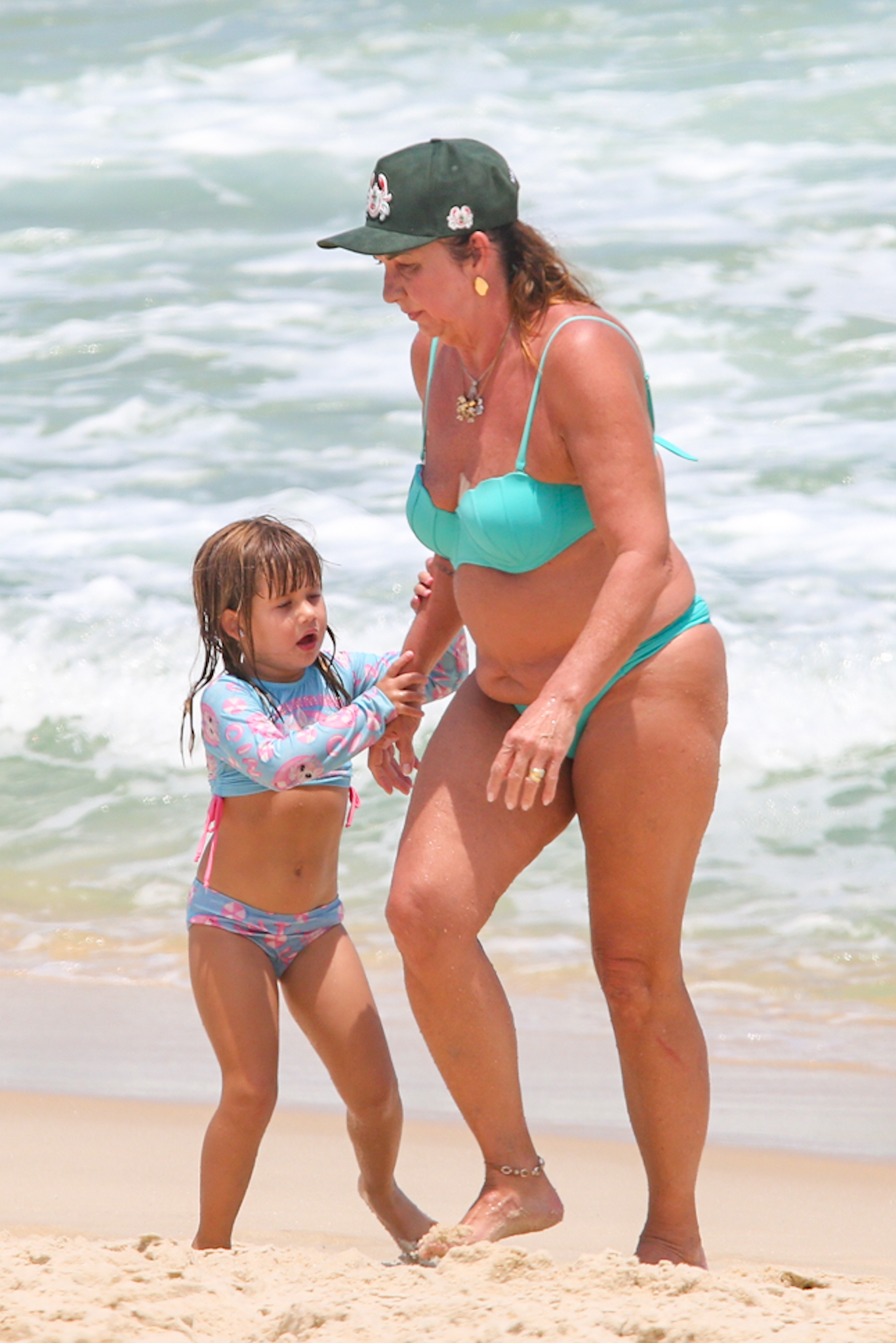 Maria Alice e Maria Flor curtem dia na praia com a avó, Margareth Serrão - Foto: Dilson Silva / AgNews