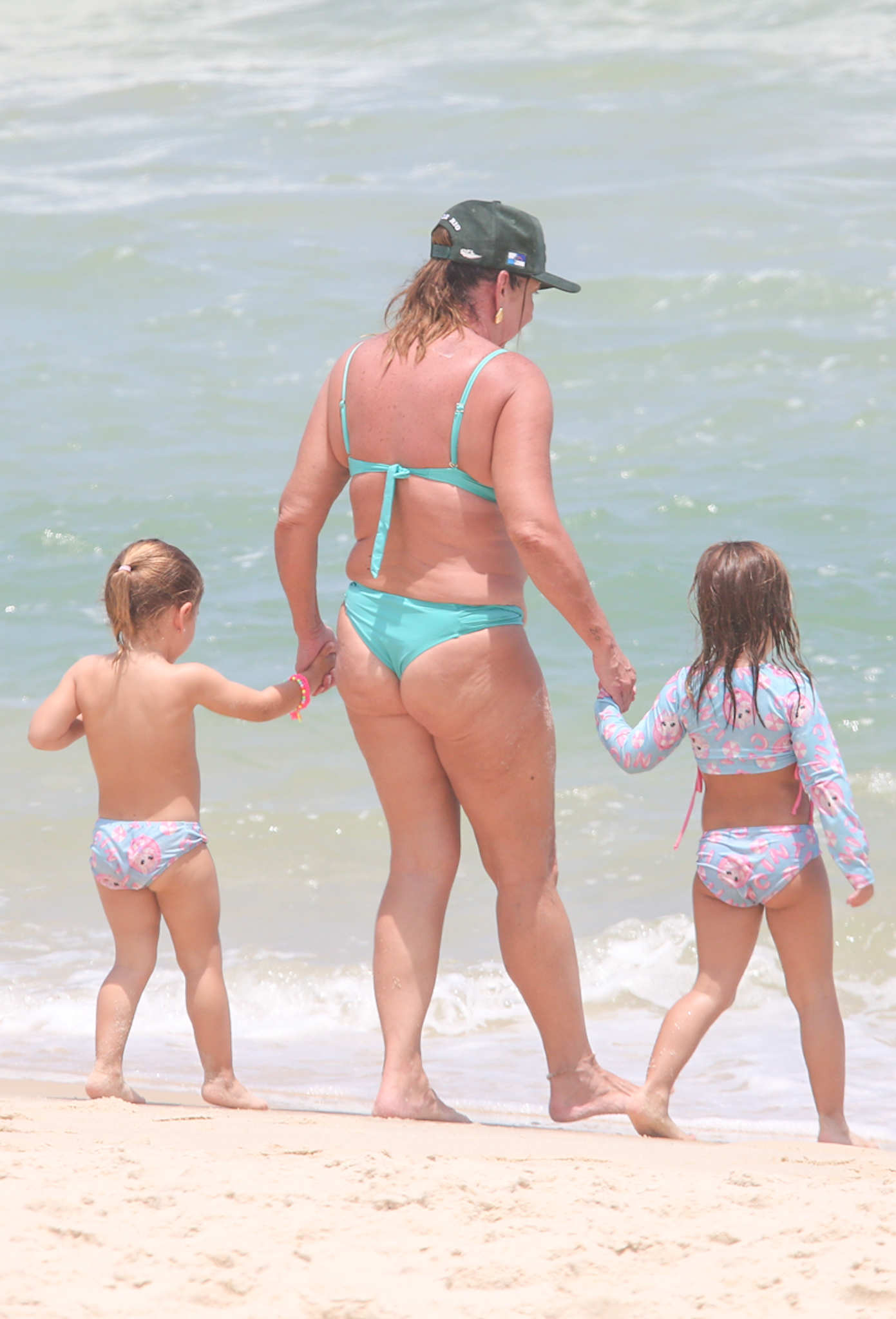 Maria Alice e Maria Flor curtem dia na praia com a avó, Margareth Serrão - Foto: Dilson Silva / AgNews