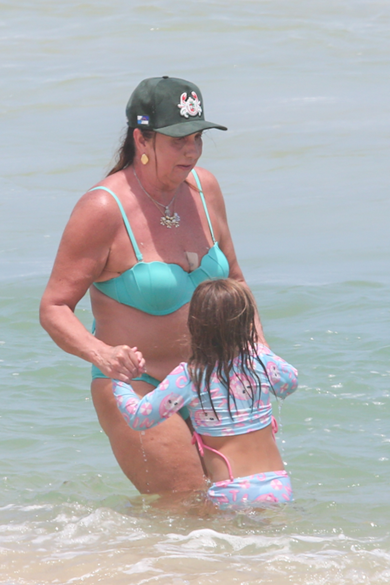 Maria Alice e Maria Flor curtem dia na praia com a avó, Margareth Serrão - Foto: Dilson Silva / AgNews
