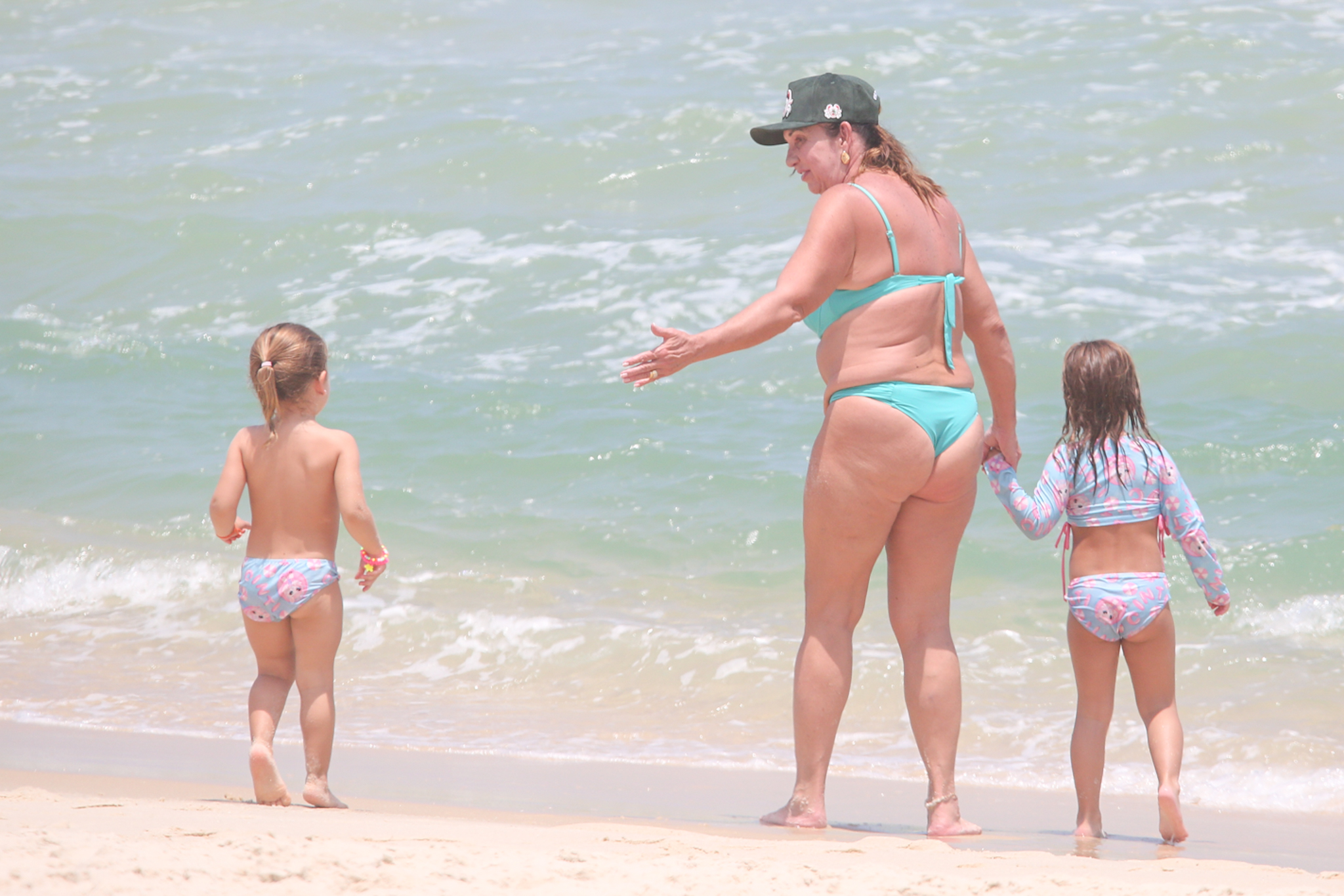 Maria Alice e Maria Flor curtem dia na praia com a avó, Margareth Serrão - Foto: Dilson Silva / AgNews