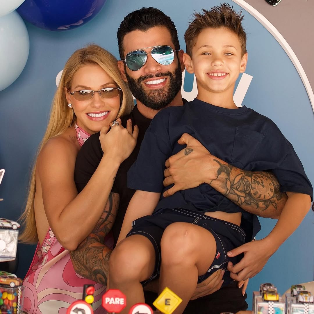 Gusttavo Lima com a família celebrando o aniversário do filho caçula - Foto: @andressasuita