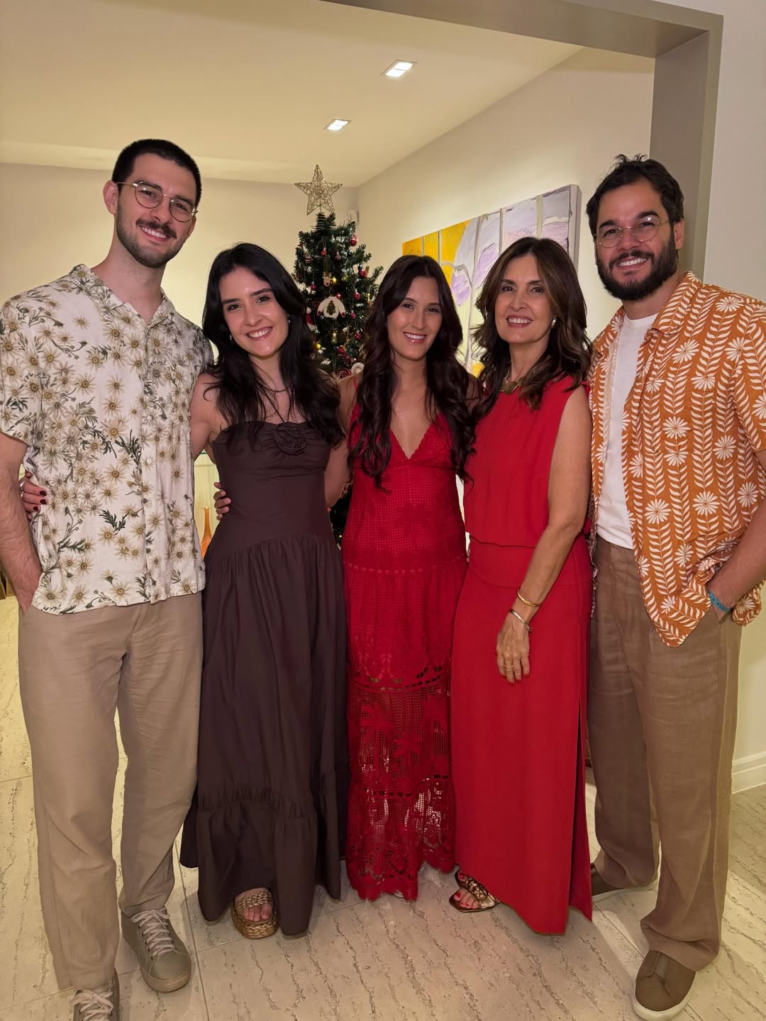 Fátima Bernardes com Túlio Gadêlha e os filhos trigêmeos, Vinicius, Laura e Bia Bonemer - Foto: Reprodução / Instagram @fatimabernardes