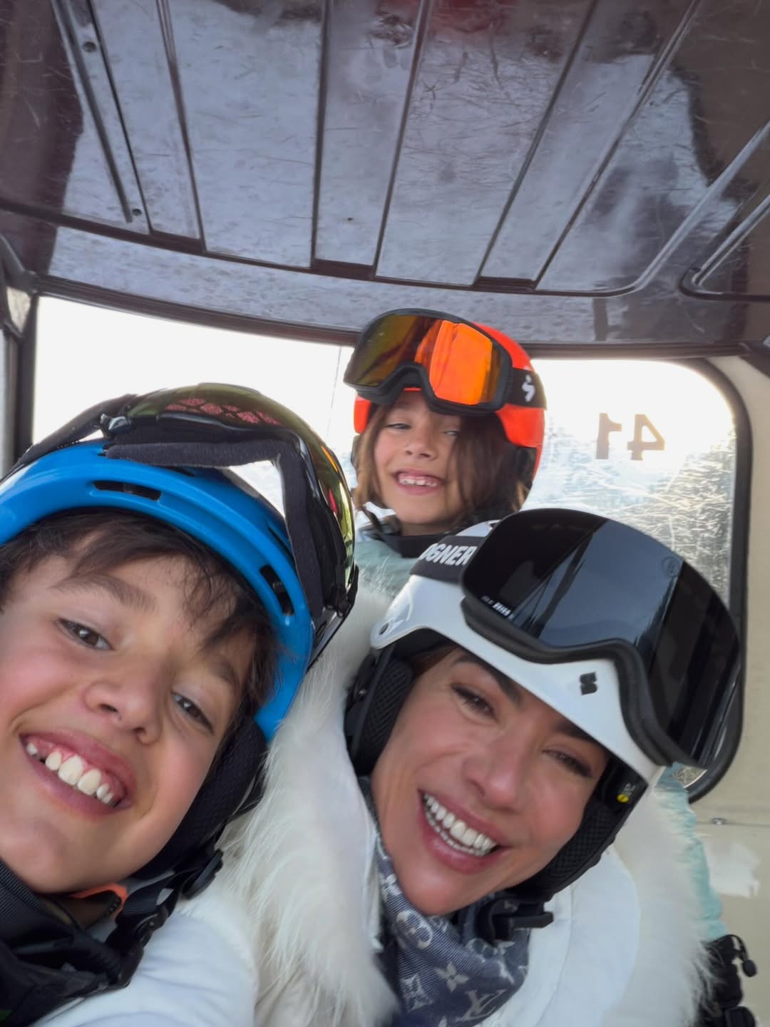Patricia Abravanel mostra fotos de férias com a família e os filhos