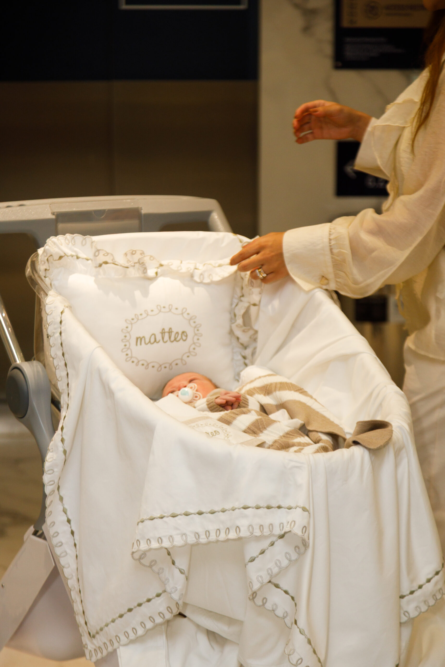 Gabi Luthai sai da maternidade com o marido e os filhos - Foto: Patrícia Devoraes/Brazil News
