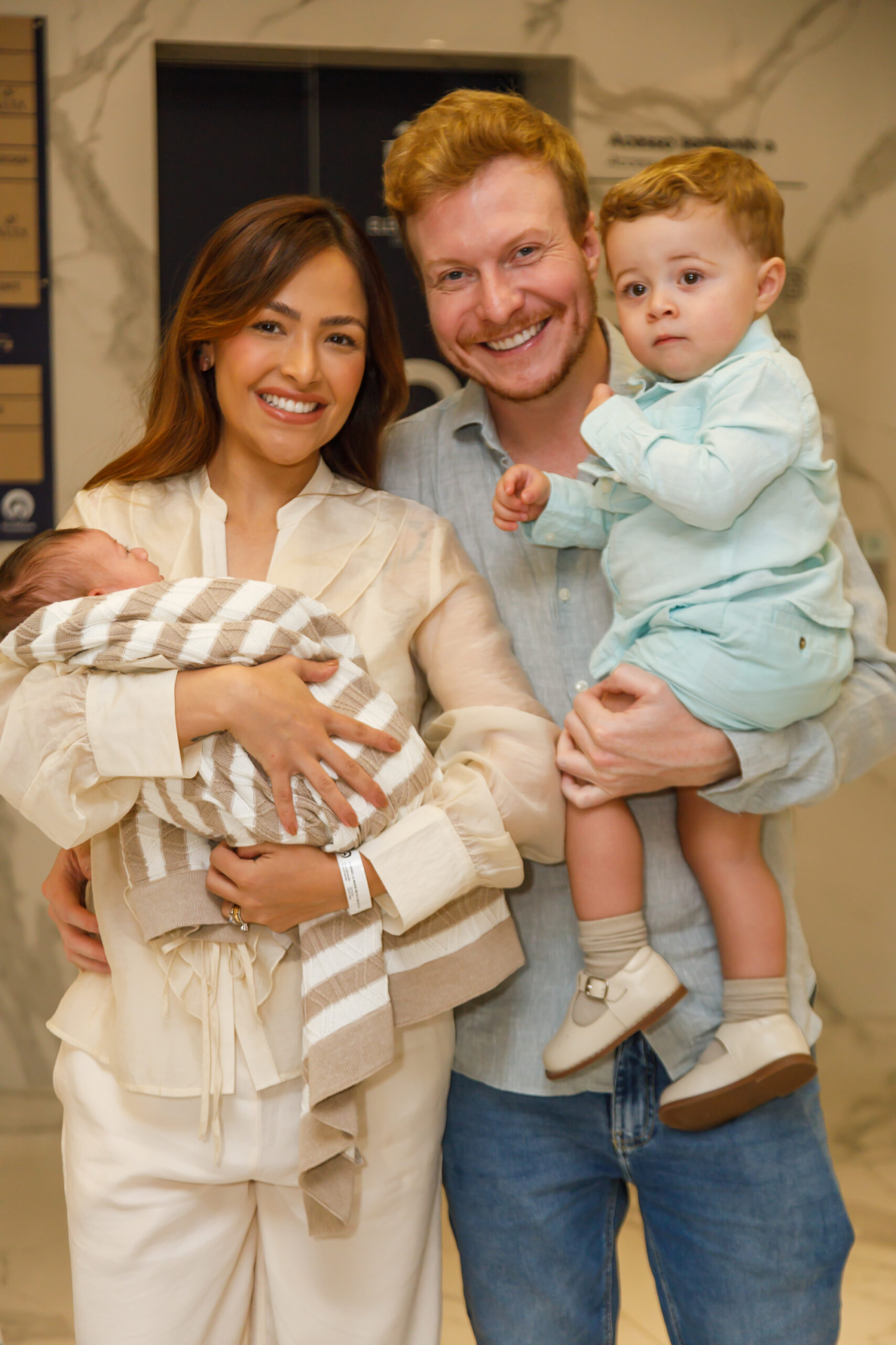 Gabi Luthai sai da maternidade com o marido e os filhos - Foto: Patrícia Devoraes/Brazil News