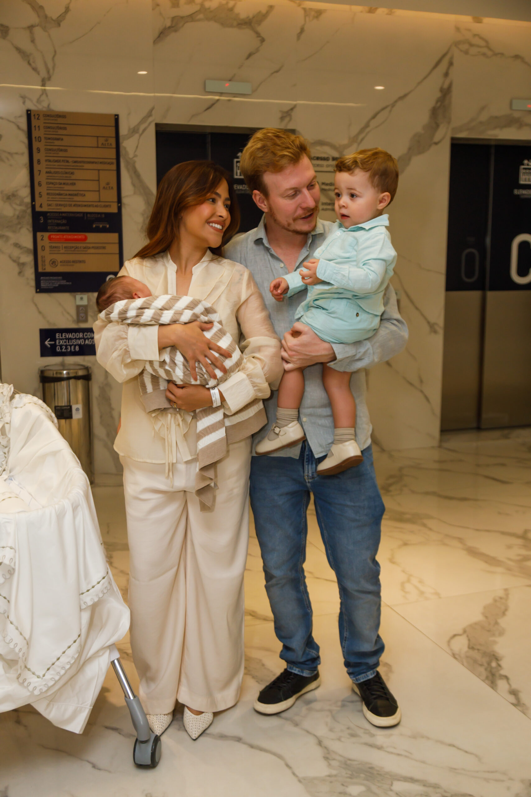 Gabi Luthai sai da maternidade com o marido e os filhos - Foto: Patrícia Devoraes/Brazil News