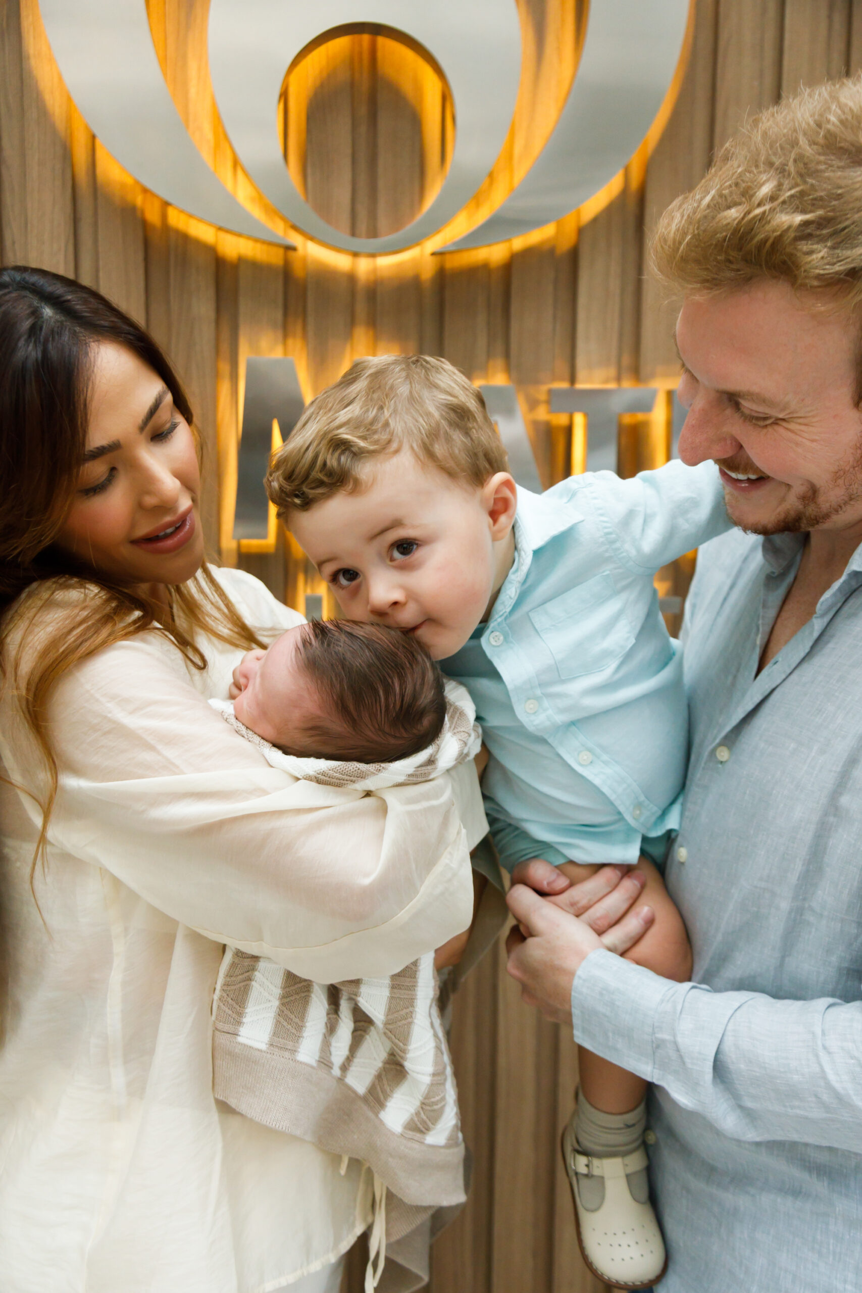 Gabi Luthai sai da maternidade com o marido e os filhos - Foto: Patrícia Devoraes/Brazil News