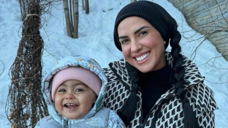 Graciele Lacerda encanta com fotos da filha brincando na neve