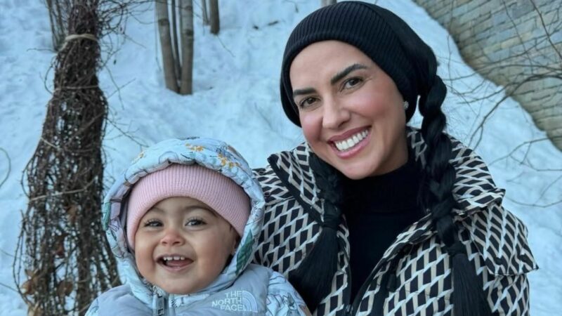 Graciele Lacerda com a filha na neve