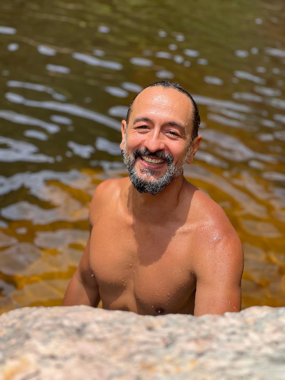 Irandhir Santos e o marido, Roberto Efrem, na Chapada Diamantina - Foto: Reprodução / Instagram @irandhirsan