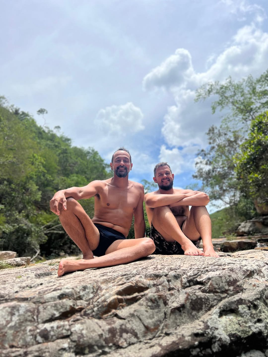 Irandhir Santos e o marido, Roberto Efrem, na Chapada Diamantina - Foto: Reprodução / Instagram @irandhirsan
