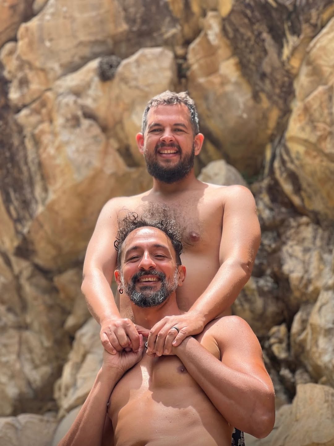 Irandhir Santos e o marido, Roberto Efrem, na Chapada Diamantina - Foto: Reprodução / Instagram @irandhirsan