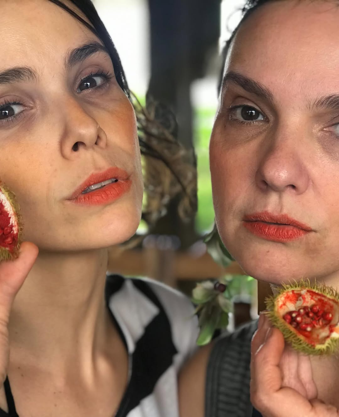 Débora Falabella com a irmã, Cynthia Falabella - Foto: Reprodução / Instagram @deborafalabellaoficial