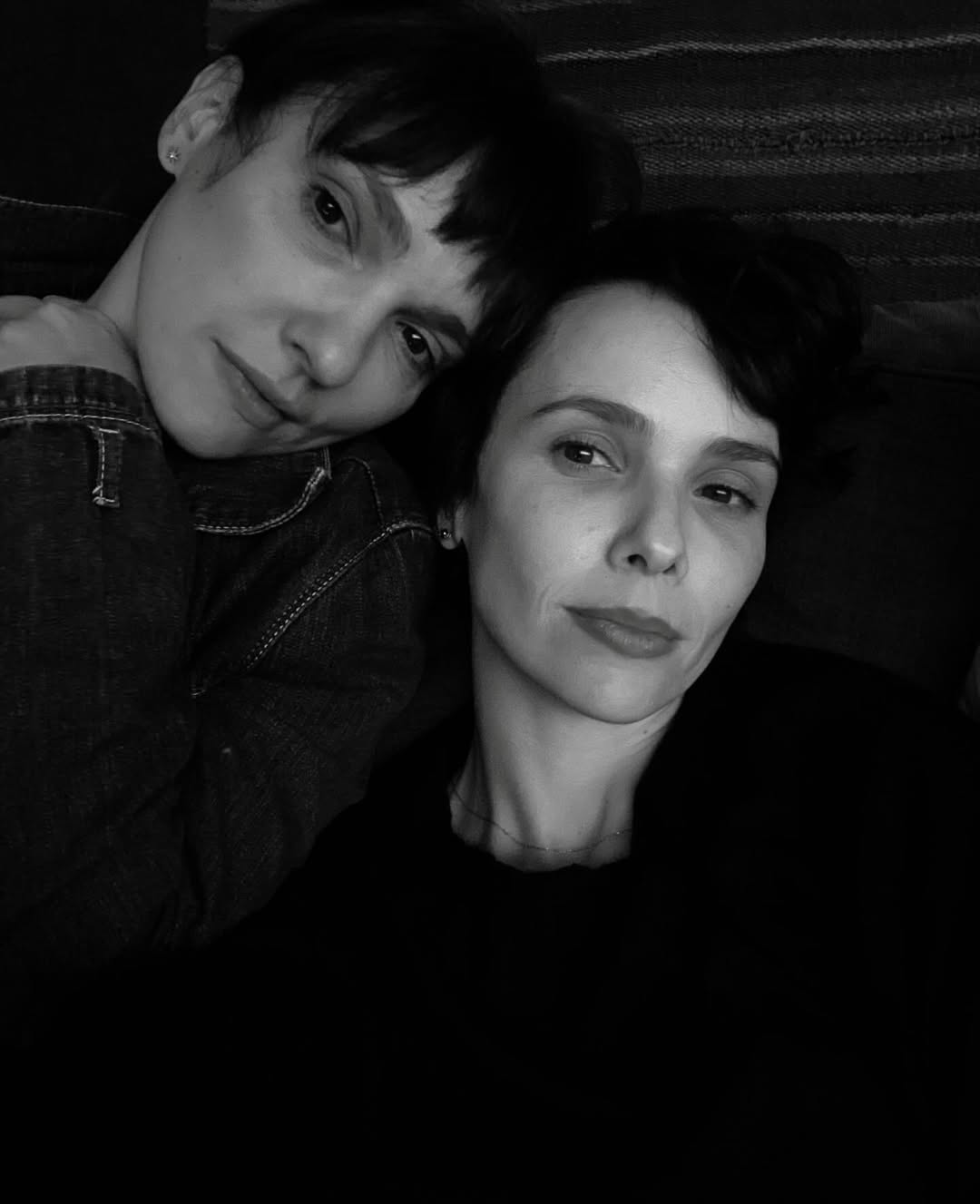 Débora Falabella com a irmã, Cynthia Falabella - Foto: Reprodução / Instagram @deborafalabellaoficial