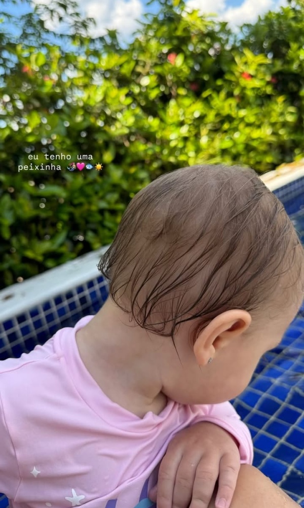Jade Magalhães mostra Serena na piscina
