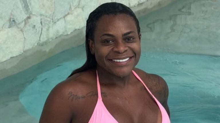Jojo Todynho impressiona ao exibir corpo definido em dia de piscina: ‘Uma boneca’